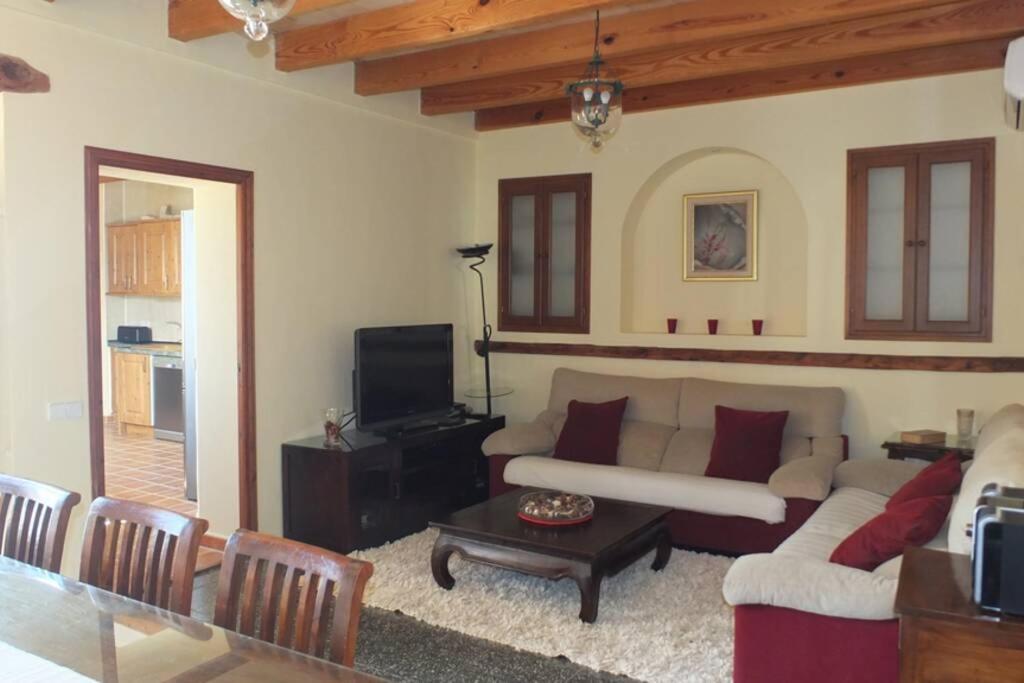 Villa Maria, Bonita Casa Con Jardin Y Piscina Privada En Андратс Екстериор снимка