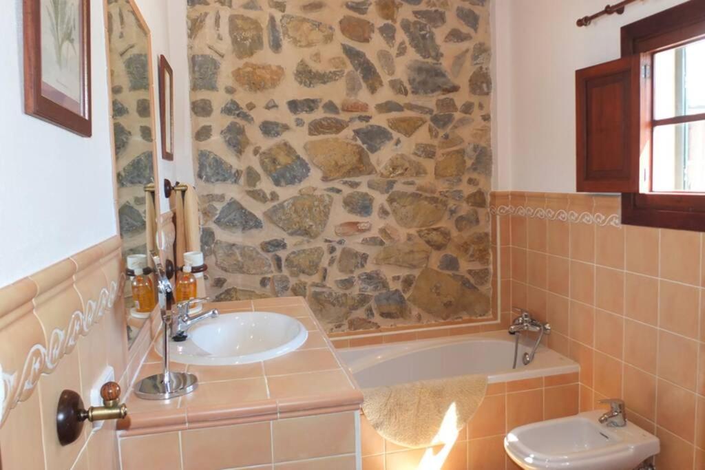 Villa Maria, Bonita Casa Con Jardin Y Piscina Privada En Андратс Екстериор снимка